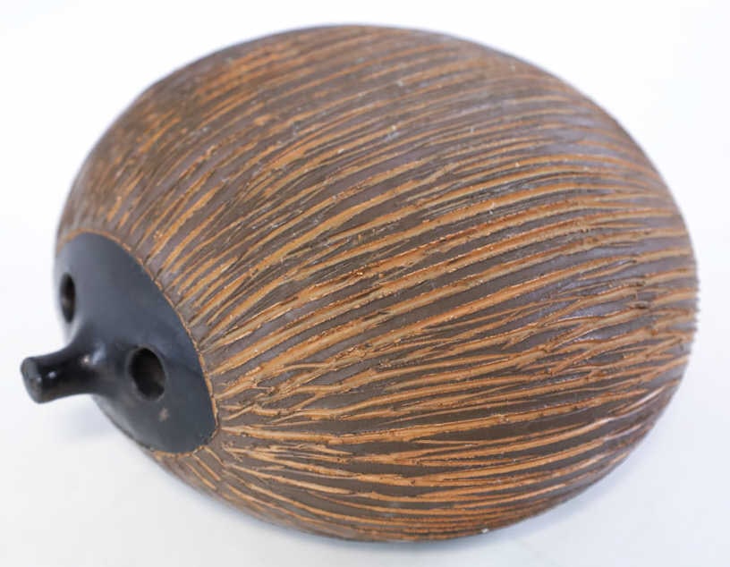 MCM Pottery Bitossi Hedgehog By Aldo Londi: Very nice mid century Italian pottery hedgehog figure by Aldo Londi for Bitossi. Made in Italy for Raymor. They measure approx. 4" tall x 6-3/4" across x 7-1/2" deep. Marked 4804 Italy.