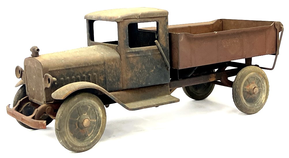 1930's Buddy L Ride-On Dump Truck Pressed Steel: 1930's Buddy L Ride-On Dump Truck Pressed Steel Toy with Hydraulic Dump. This truck shows its age with majorty of paint missing, and surface rust, missing seat. This truck was originally wired for ele