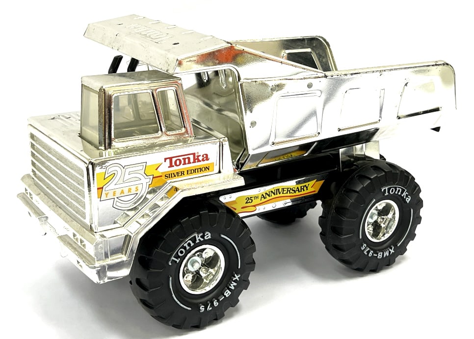 1990 Tonka 25th Anniversary Silver Edition Dump: Tonka Toys 25th Anniversary Silver Edition Pressed Steel Toy Dump Truck #2500. This truck displays nicely with very few scratches and paint wear. All parts are in working condition. Measures approxima