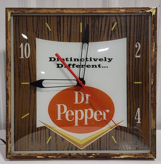 Universal Co. Dr Pepper Lighted Advertising Clock (1 of 11)