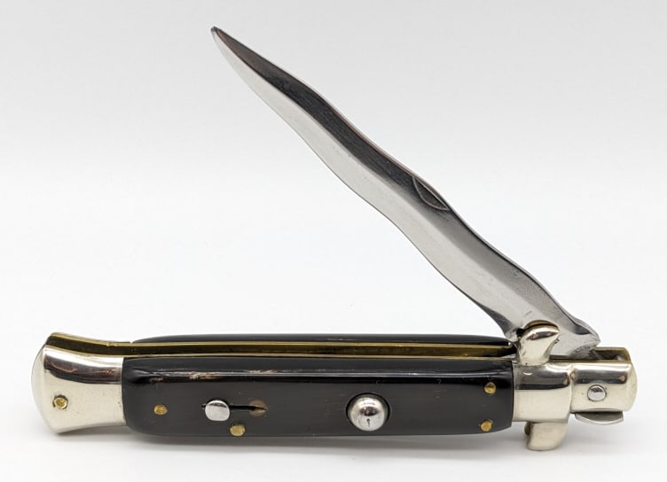 Rosco Italian Kriss Blade Switchblade Knife: Rosco Italian Kriss Blade Switchblade Knife. Knife is in very nice condition with a polished blade with a tiny bit of the tip broken off, nice horn handle scales, and picklock locking design. Blade sp