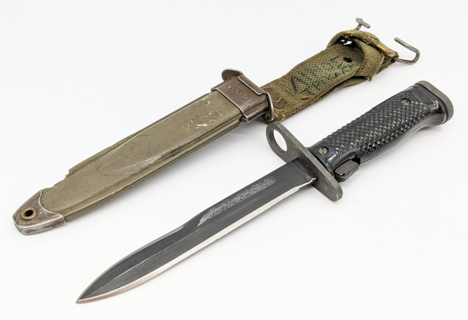 US M6 MIL PAR COL Bayonet w/ Scabbard: US M6 MIL PAR COL Bayonet w/ Scabbard. Bayonet fits onto the M1A1 and the M14, and features a black finish sharpened blade, and black plastic handle. Knife is in good condition with the sharpened blad