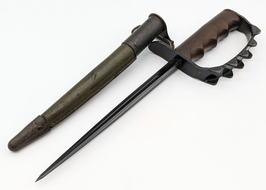 USA Model 1917 A.C. Co. Trench Knife with Scabbard: WW1 USA Model 1917 A.C. Co. Trench Knife with Scabbard. Knife features triangular blade and knuckle handle has five triangle protrusions folded up on either side of the handle and is marked with brand