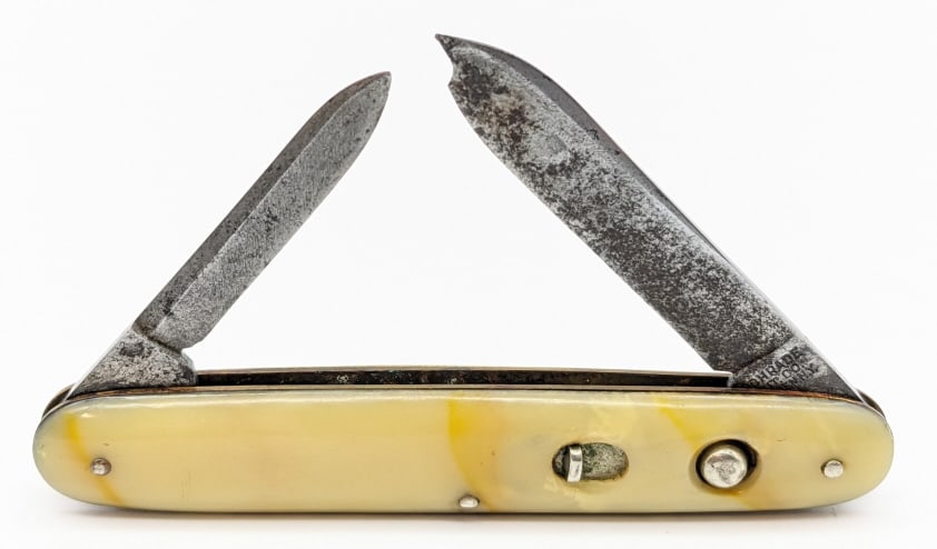 Vtg Schrade Cut Co 2 Blade Switchblade Knife: Vtg Schrade Cut Co 2 Blade Switchblade Knife. Knife is in used condition with tarnished blades with some pitting and the main blade tip is chipped, and marbled white plastic handle scales. Both blade