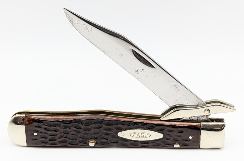 1940-64 Case XX Jig Bone Cheetah Knife 6111 1/2: 1940-64 Case XX Jig Bone Cheetah Knife 6111 1/2. Knife is in nice condition with a polished blade with some pitting and scratches, polished bolsters with some dings, and nice pocket worn jig bone hand