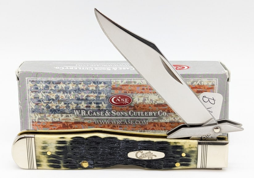 2018 Case XX Olive Green Bone Cheetah Knife: 2018 Case XX Olive Green Bone Cheetah Knife 6111 1/2 w/ Box. Knife is in like new condition with detailed bolsters. Overall length of 4-3/8in when closed.