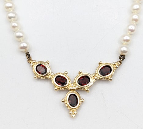 Ladies 14K Yellow Gold Pearl & Garnet Necklace: Ladies 14k yellow gold pearl and garnet necklace. The necklace measures 18" long and the total weight is approx. 17.25 grams.