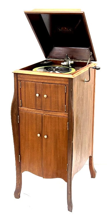 Victor Victrola Talking Machine V V-X Working: Victor Victrola Talking Machine V V- X Working. This Victor Victrola is in very nice used condition. This Victor is in working order and has a beautiful sound. Victor plate reads V V-X 242391 J. The W
