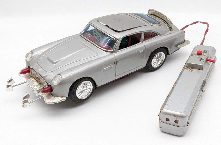 James Bond Tin Battery Operated Aston Martin Car (1 of 11)