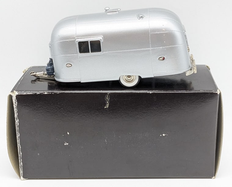 1:43 Brooklin Collection 1953 Streamlined Caravan (1 of 7)