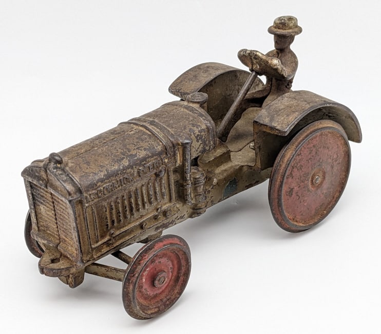 Arcade Cast Iron McCormick-Deering Tractor (1 of 8)
