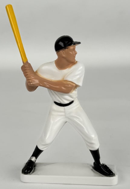 1958-1962 Hartland Minor Leaguer White Base Statue: Hard to find original 1958-1962 Hartland Plastics Inc Minor Leaguer white base statue. Appears to be in very nice condition with some paint loss and wear from age. The statue appears to be very white 
