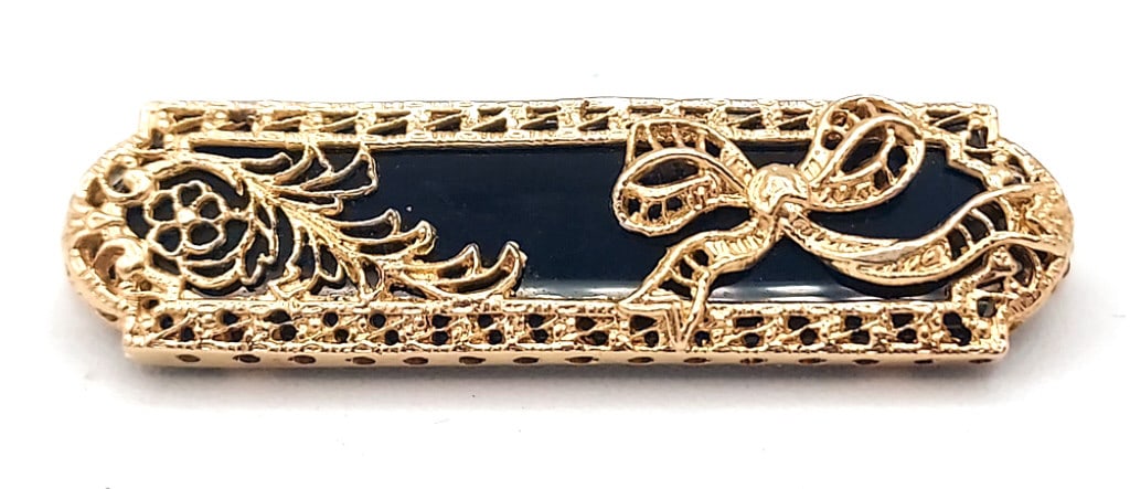 Ladies 14K Yellow Gold & Black Onyx Pin: Ladies 14k yellow gold and black onyx pin. measures 1-1/2" across x 3/8" wide, total weight approximately 4.90 grams.