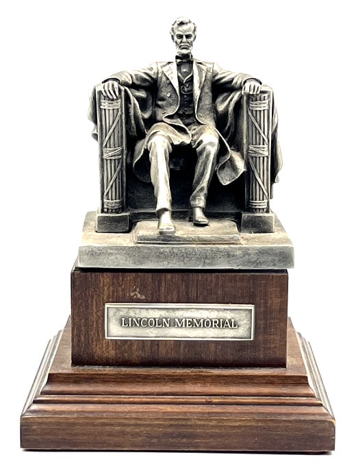 Danbury Mint Pewter Lincoln Memorial Sculpture: Danbury Mint Solid Pewter Lincoln Memorial Sculpture on Wood Base with Name Plaque. This sculpture displays nicely and measures approximately 4.5in x 4.25in x 6in