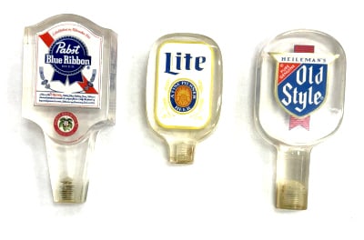 Vintage Lucite Beer Taps, Pabst, Lite, Old Style: Vintage Lucite Beer Taps, Pabst, Lite, Old Style. These Taps Are In Good Condition with Mild Yellowing From Age. One Small Chip At The Base In The Lite Tap. The Lite Tap Measures 4" x 2 1/4" x 7/8". T