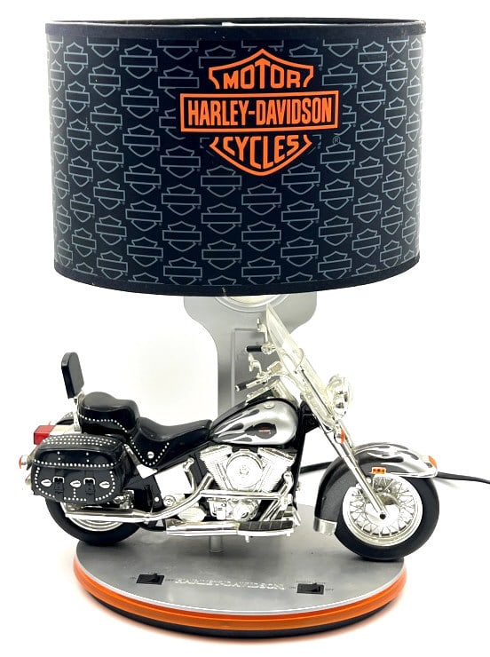 Harley-Davidson Motor Cycles Lighted Lamp: Harley-Davidson Motor Cycles Lighted Lamp. The Harley-Davidson Lamp is in very nice used condition. Lights up when plugged in. The Light when plugged in makes an engine noise of a Harley. Lamp is made
