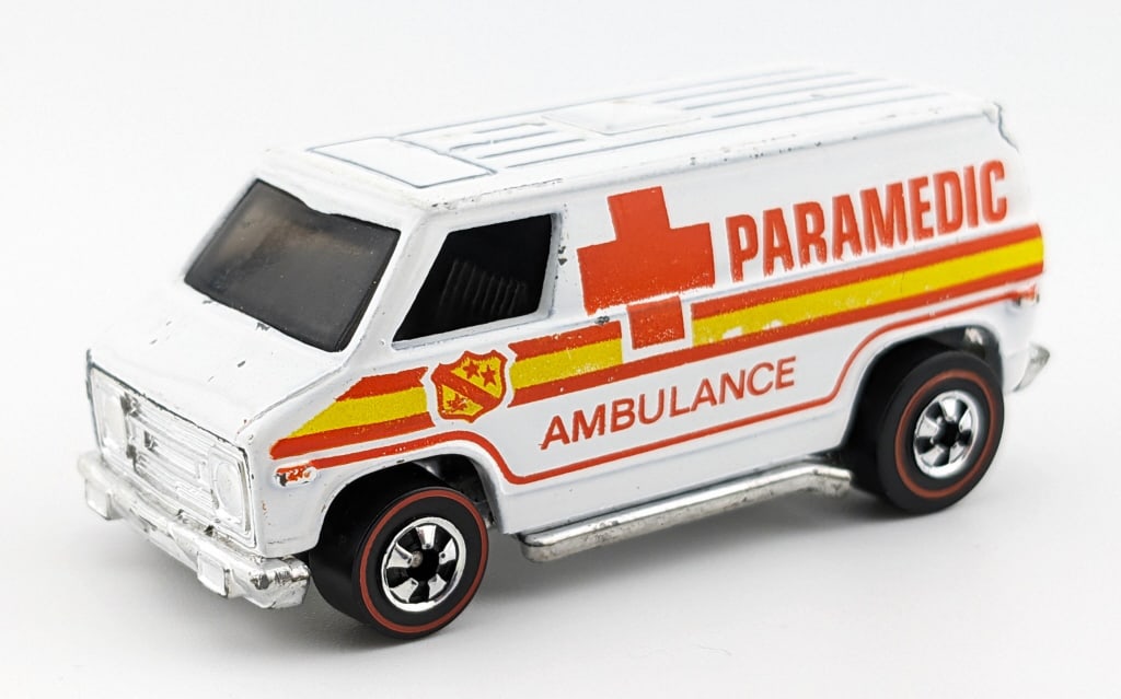 Hot Wheels Redline Flying Colors White Paramedic (1 of 7)