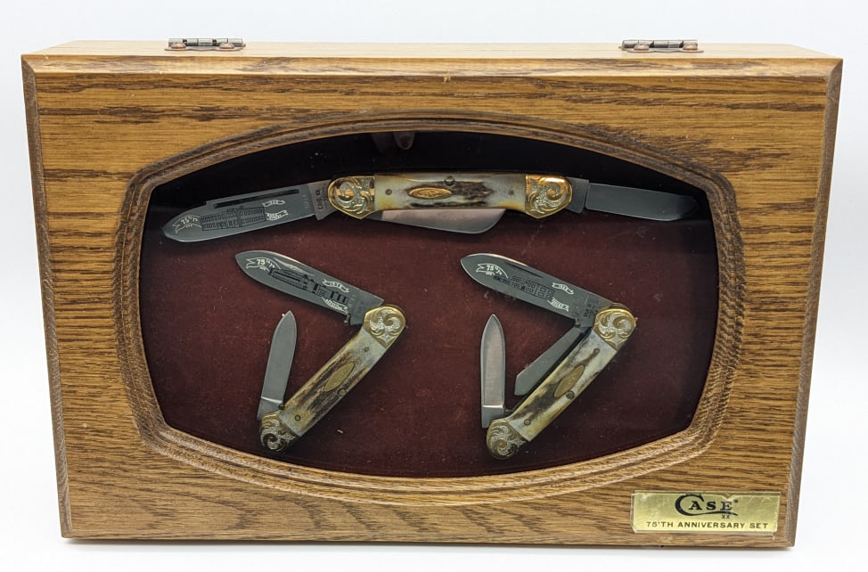 1980 Case XX 75th Anniv Stag Canoe Knife Set: 1980 Case XX 75th Anniversary Stag Canoe Knife Set. Set includes three stag handle canoe knives with engraved bolsters, and etched blade. Knives are in very nice condition with light tarnishing from a