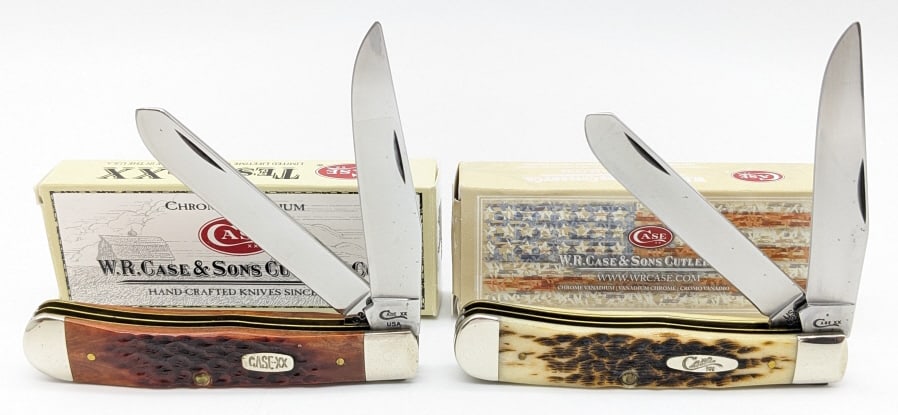2008 & 18 Case XX Amber & Chestnut Bone Trappers: 2008 & 18 Case XX Amber & Chestnut Bone Trappers w/ Boxes. Knives are in nice condition some carbon spotting on the blades. Overall measures 4-1/8in when closed. Ref #: 211