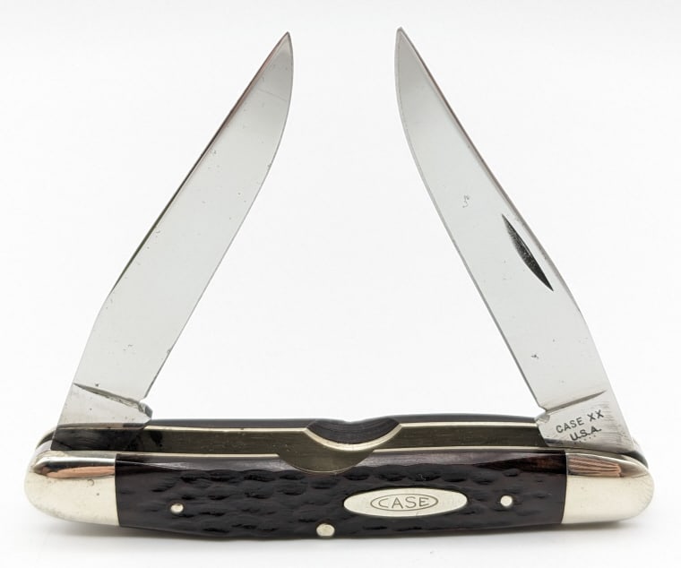 1975 Case XX Jigged Bone Muskrat Knife: 1975 Case XX Jigged Bone Muskrat. Knife is in nice polished condition with some light carbon spots on the blades, and scuffs on the bolsters from handling and age. Overall measures 4in when closed. Re