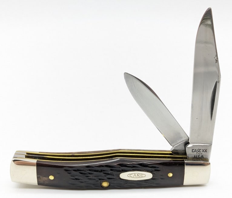 1986 Case XX Jigged Bone Stockman 62032: 1986 Case XX Jigged Bone Stockman 62032. Knife is in very nice condition with light carbon spots on the blades, and some light scuffs on the bolsters from handling. Overall measures 3-1/2in when close