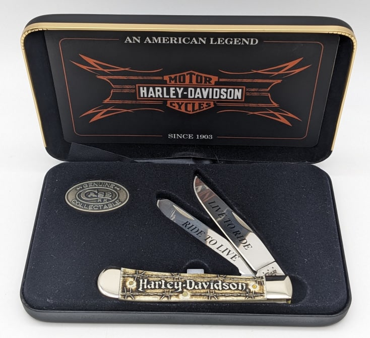2015 Case XX Harley-Davidson Natural Bone Trapper Knife: 2015 Case XX Harley-Davidson Natural Bone Trapper w/ Box. Knife features lazer engraved handle scales, etched blades, and is in like new condition. Overall measures 4-1/4in when closed. Ref #: 405