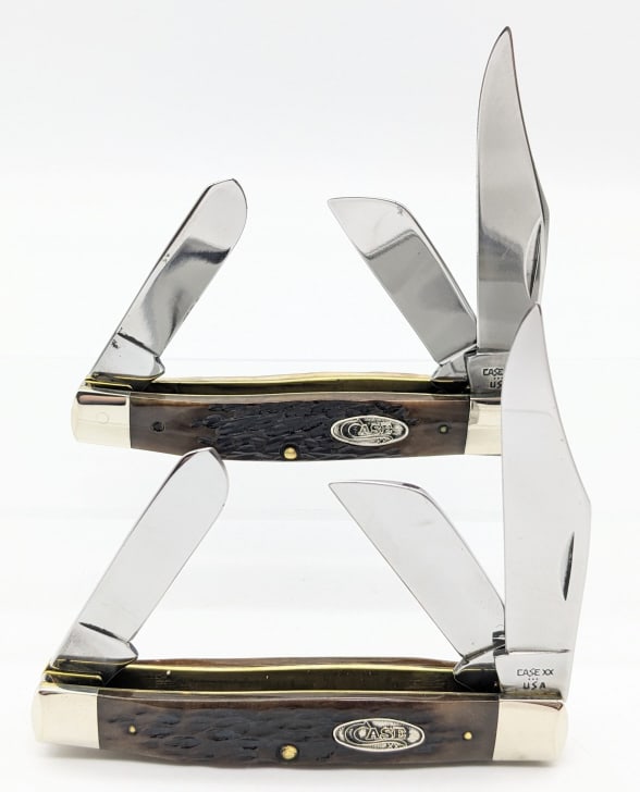 (2) 1987 Case XX Jig Bone Large Stockman 6392: (2) 1987 Case XX Jig Bone Large Stockman 6392. Knife is in very nice condition with light wear from handling and age. Overall measures 4in when closed. Ref #: 2235