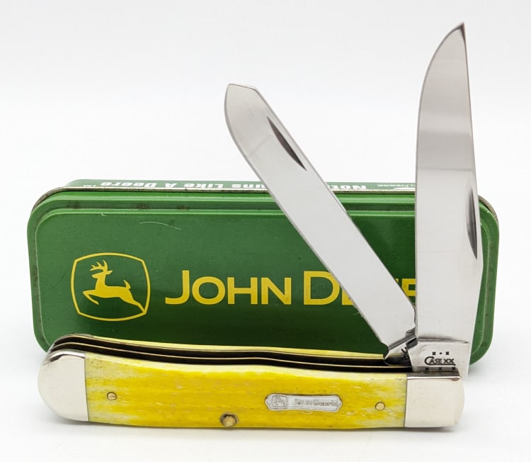 2004 Case XX John Deere Yellow Bone Trapper Knife w/ Tin: 2004 Case XX John Deere Yellow Bone Trapper w/ Tin. Knife features a John Deere shield and is in like new condition. Overall measures 4-1/8in when closed. Ref #: 2360