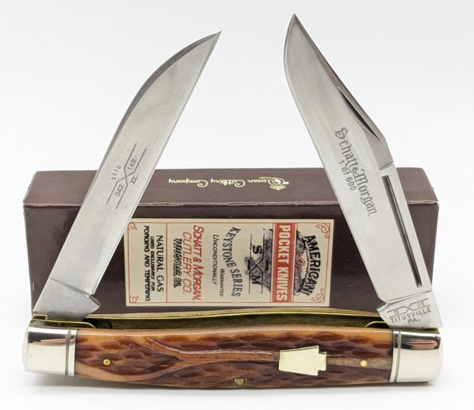 2010 Schatt & Morgan Jig Bone Moose Knife 1 of 600: 2010 Schatt & Morgan Jig Bone Hawbaker Moose 042149 w/ Box. Knife is 1 of 600 and features unique bourbon reverse worm jig bone handle scales. Knife is in like new condition. Overall measures 4-1/4in 