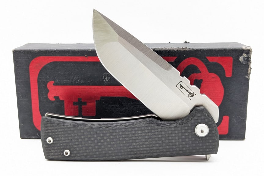 Chaves Ultramar Redencion 229 Kick Stop w/ Box: Chaves Ultramar Redencion 229 Kick Stop w/ Box. Knife features a satin finish drop point blade with a hollow ground edge and thumb notches, titanium handle, carbon fiber handle scale, and interchangea