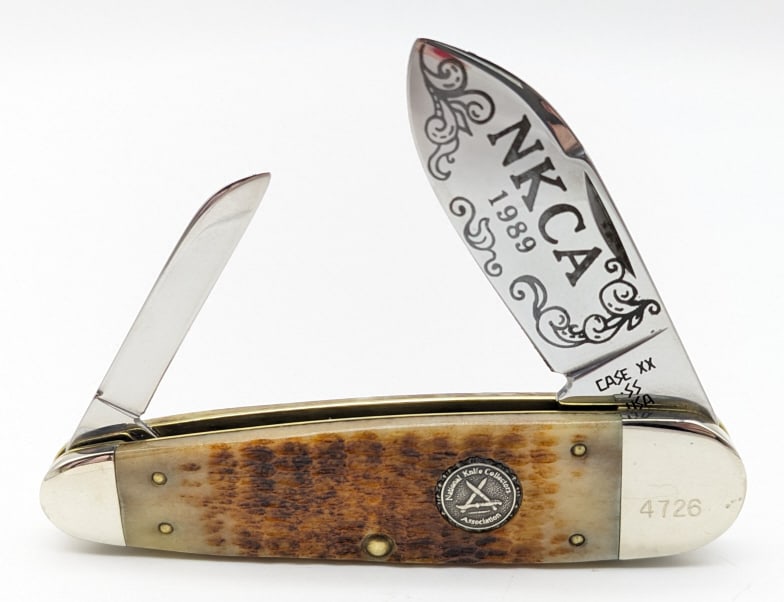 Ltd 1989 Case XX NKCA Rogers Jig Bone Sleeveboard: Ltd 1989 Case XX NKCA Rogers Jig Bone Sleeveboard ROG62070. Knife is numbered 4726 and is in very nice condition with minimal wear from handling. Overall measures 4-1/8in when closed. Ref #: 2272