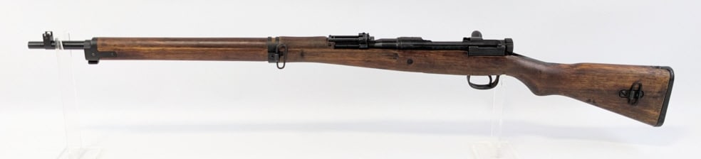 WWII Arisaka Type 99 7.7 x 58mm Bolt Action Rifle: WWII Arisaka Type 99 7.7 x 58mm Bolt Action Rifle. Features a 26in barrel, adjustable rear sight with anti aircraft flip down sights, full chrysanthemum stamp, matchings numbers bolt, and two piece wo