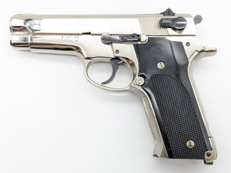 Smith & Wesson Model 59 9mm Semi Auto Pistol: Smith & Wesson Model 59 9mm Semi Auto Pistol. Features a 4in barrel, chrome finish, and checkered black plastic grips. Pistol is in nice conditon with some light finish wear and other general wear fro