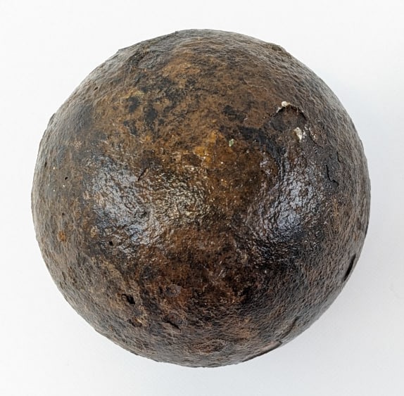 6 Pound Civil War Era Solid Shot Cannon Ball: 6 Pound Civil War Era Solid Shot Cannon Ball. The cannon ball is in nice aged condition with pitting, material loss, and other wear from age. Actually weighs 5.6lbs. Measures 3-1/2in in diameter.