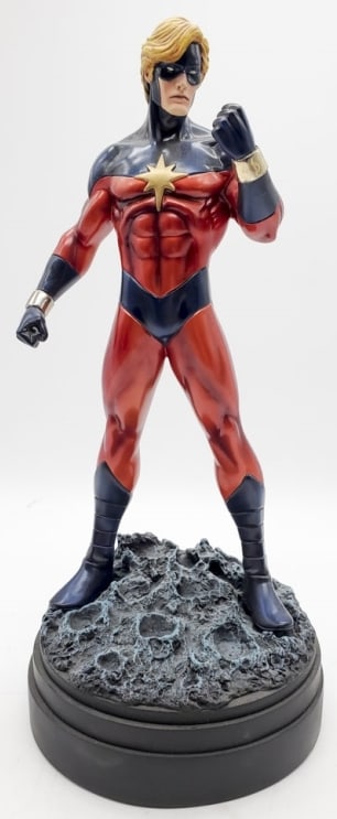 Bowen Designs "Captain Marvel" Statue (1 of 8)