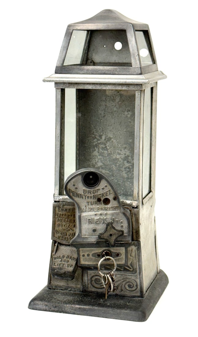 1920's Era Rex Jr Penny/Nickel Coin Operated Gumball Machine with Key: 1920's Era Rex Jr Penny/Nickel Coin Operated Gumball Machine with Key.? The vintage Rex Jr gumball machine is in nice used condition.? This gumball machine was in a old filling station in western Indi