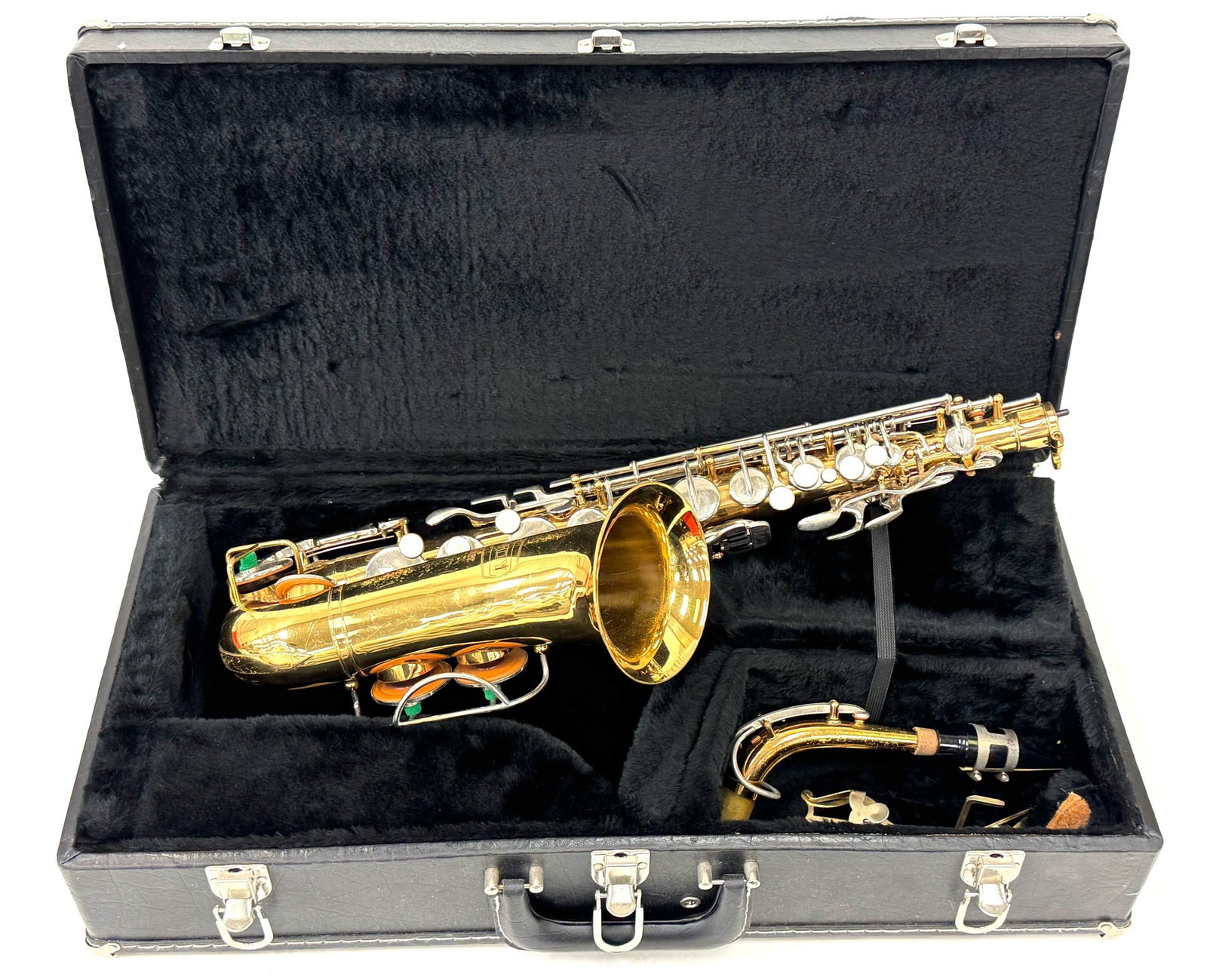 Selmer Bundy Alto Saxophone in Case: Selmer Bundy Alto Saxophone in Case.? The Selmer Bundy Saxophone is in nice used condition.? Saxophone does obtain cosmetic wear from use and play.? Appears that this was a student issued instrument.?
