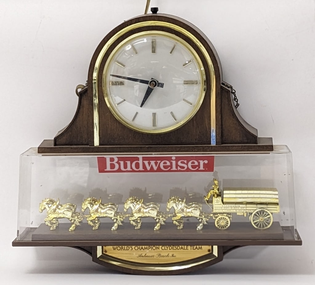 Vintage Budweiser Clydesdales Lighted Clock (1 of 9)
