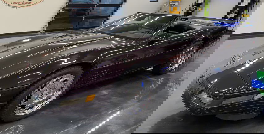 1992 Chevrolet Corvette Convertible: 5.7L 300hp LT1 V-8AutomaticPurple Haze exteriorConvertible4-wheel disc brakesAir conditioningNew tires on polished aluminum wheelsOdometer Reads 73,000 miles*REDUCED ONLINE BUYER'S PREMIUM OF 15% ON T