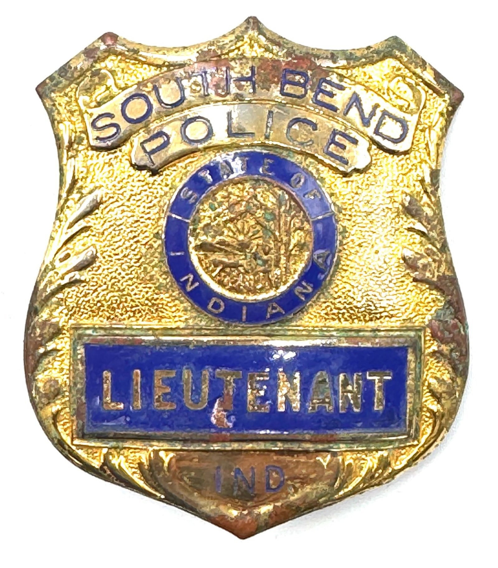 Obsolete South Bend Indiana Police Lieutenant Badge: Obsolete South Bend Indiana Police Lieutenant Badge.? The South Bend Indiana Police badge is in used condition.? Badge measures 2.5 inches in length.? No maker mark on back, pin is in fine condition.?