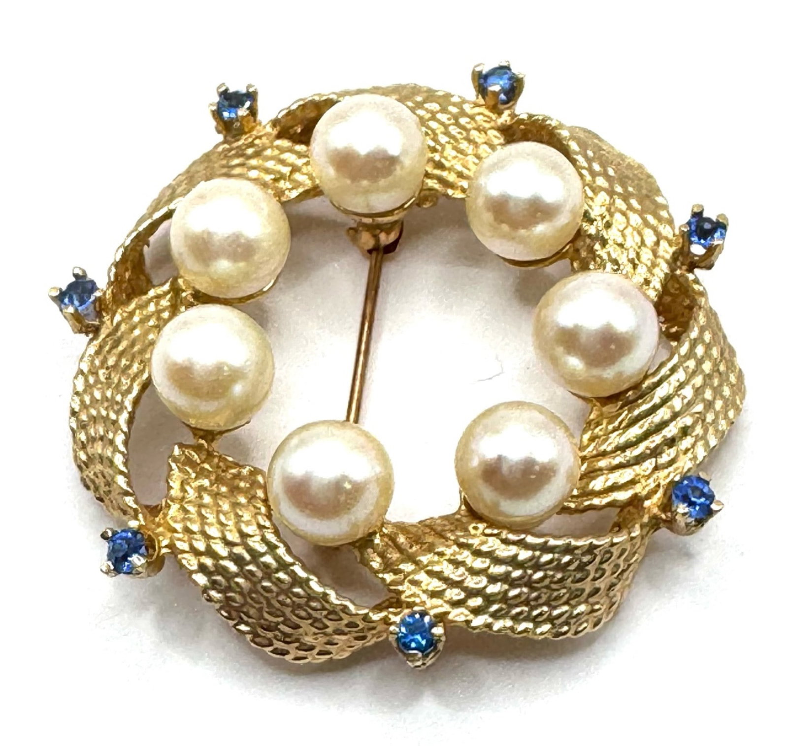 14K Yellow Gold Blue Sapphire & Pearl Brooch: 14K Yellow Gold Blue Sapphire & Pearl Brooch.? This Brooch contains 7 2.25mm round Blue sapphire stones and 7 6.5mm genuine pearls.? This beautiful brooch measures 1.5in and has a total weight of 13.0