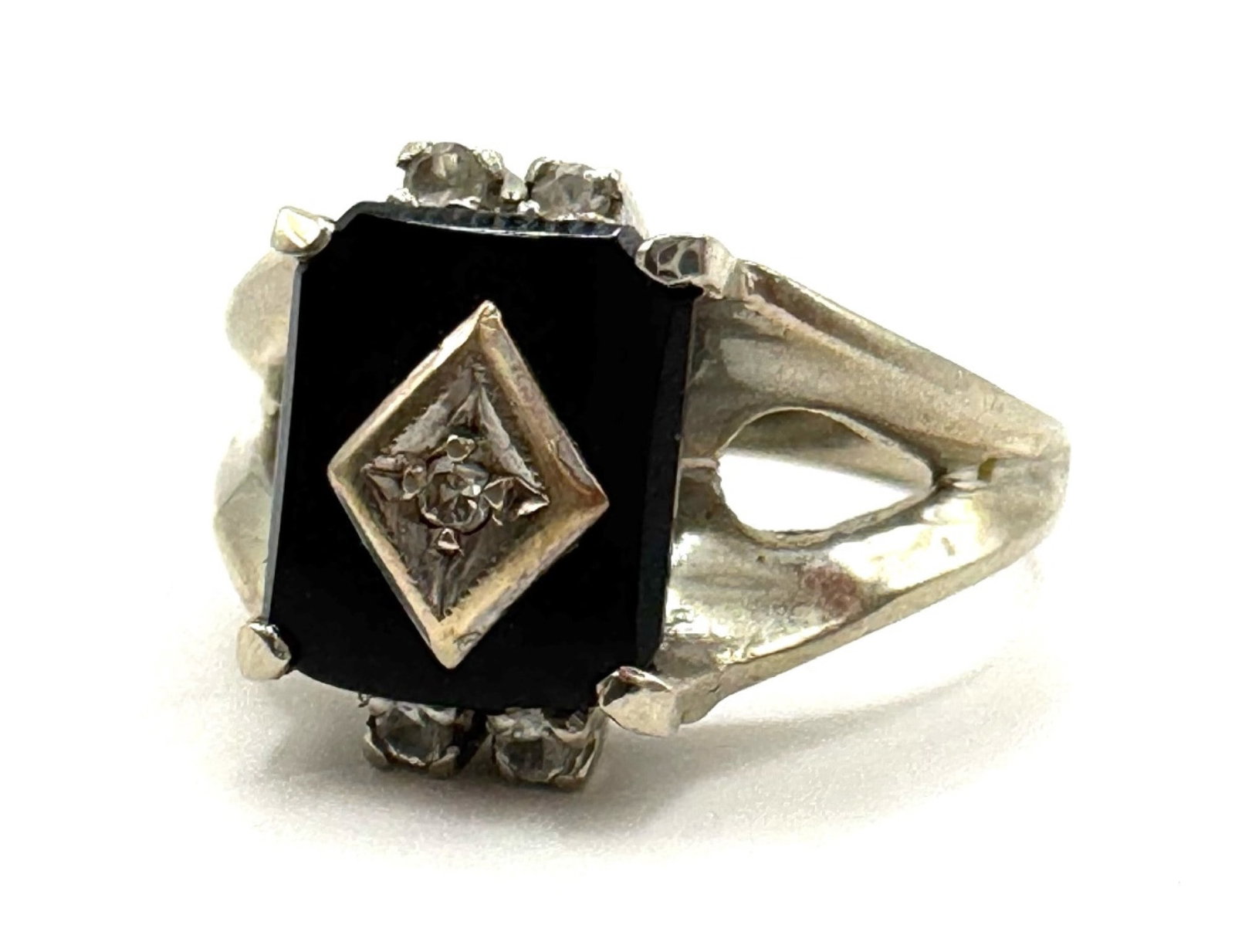 10K White Gold Diamond & Black Onyx Ring: 10K White Gold Diamond & Black Onyx Ring Size 6.5.? This ring contains 5 small round diamonds (Approx .25ct), Stamped 10K and has a total weight of 3.84g