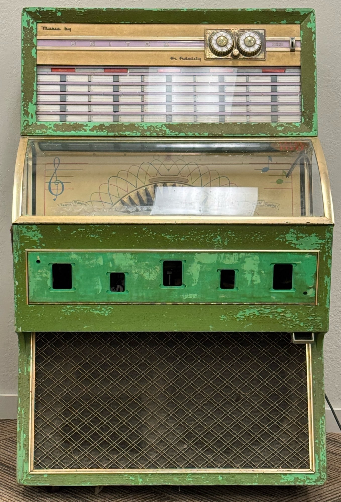 1950's United Music Corp. Model UPA100 45RPM Jukebox: 1950's United Music Corp. Model UPA100 45RPM Coin-Operated Jukebox. This Vintage Jukebox Was Released In 1957, It Is Now Considered An Antique Collectible, This Specific Box Has A Missing Wheel, The F