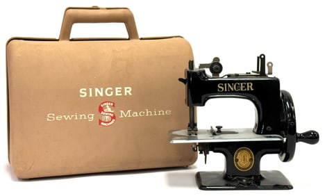 Vtg. Singer Mfg. Sewhandy Child Sewing Machine