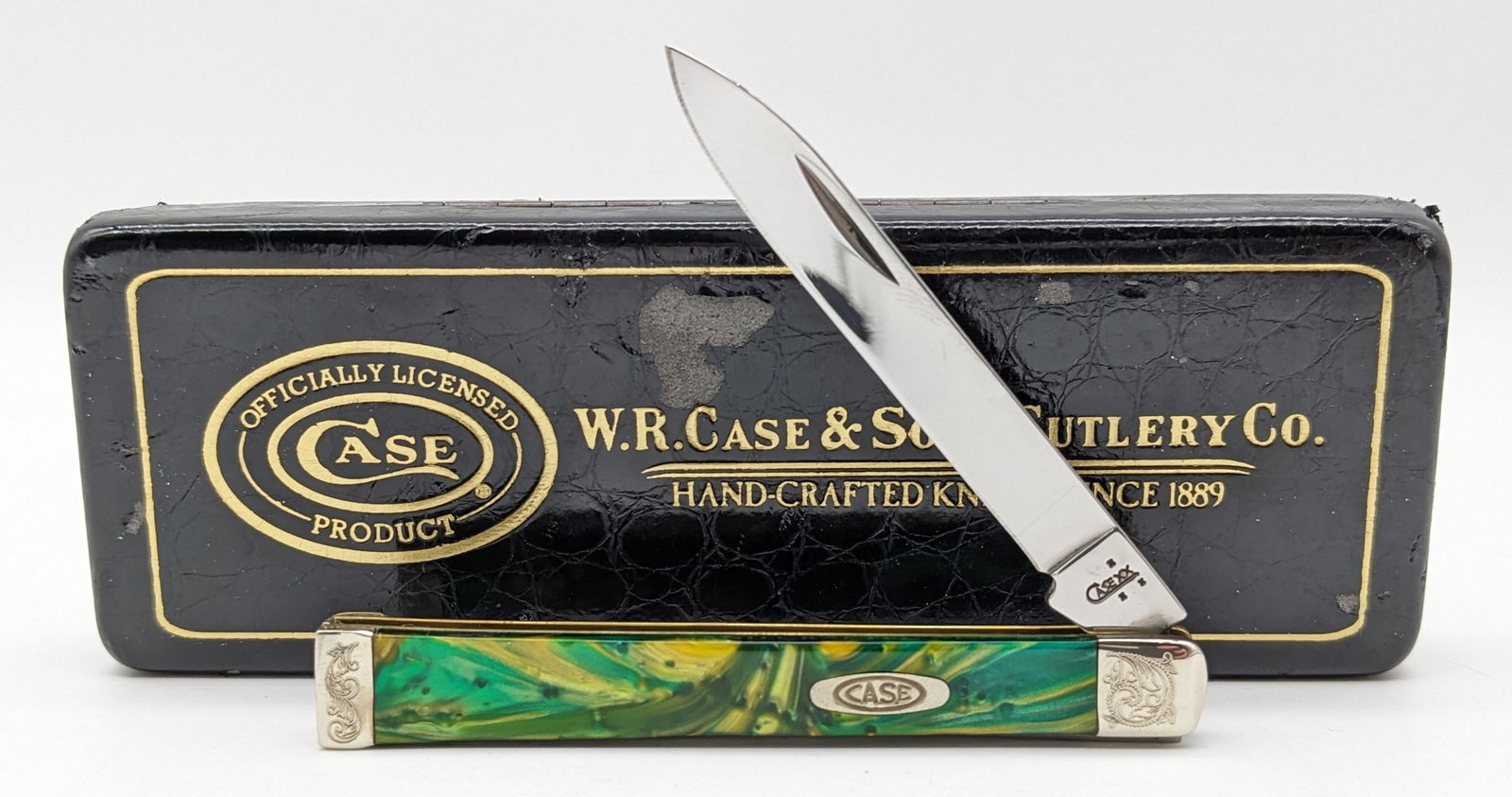 2007 Case XX Green Black Swirl Kirinite Scroll Bolster Doctors Knife 9185 w/ Box: Comes in the faux black leather box, and features scroll engraving on each of the four bolsters. Knife is in like new condition, and the box has some peeling from age. Overall measures 3-5/8in when cl