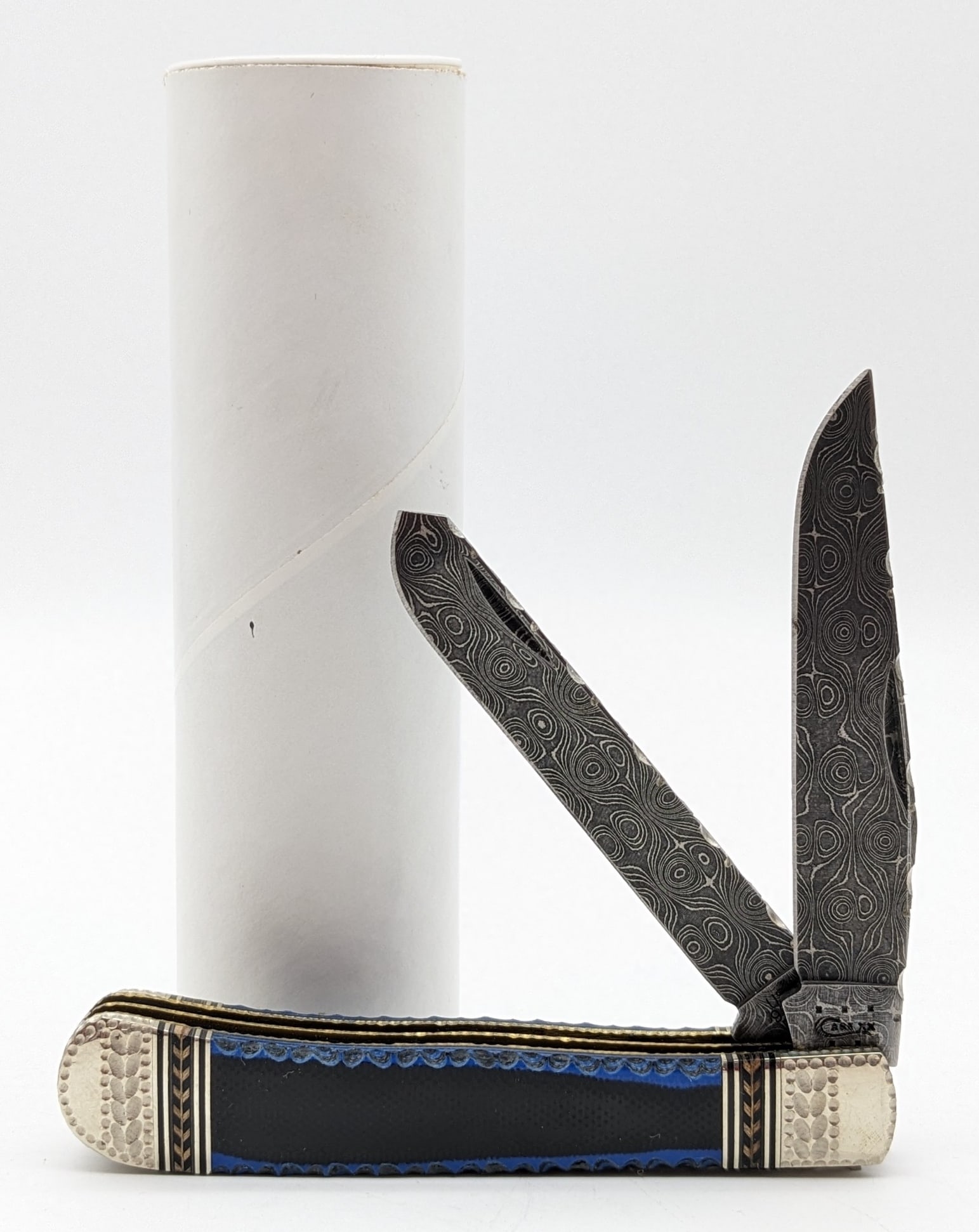 2015 Case XX Michael Prater Custom Damascus Trapper 9254 w/ Tube: Knife features black and blue micarta handle scales with fine detail hardwood inlay, file worked bolsters, file work along the leaf springs and spines of the blades, and quality damascus blades. Knife