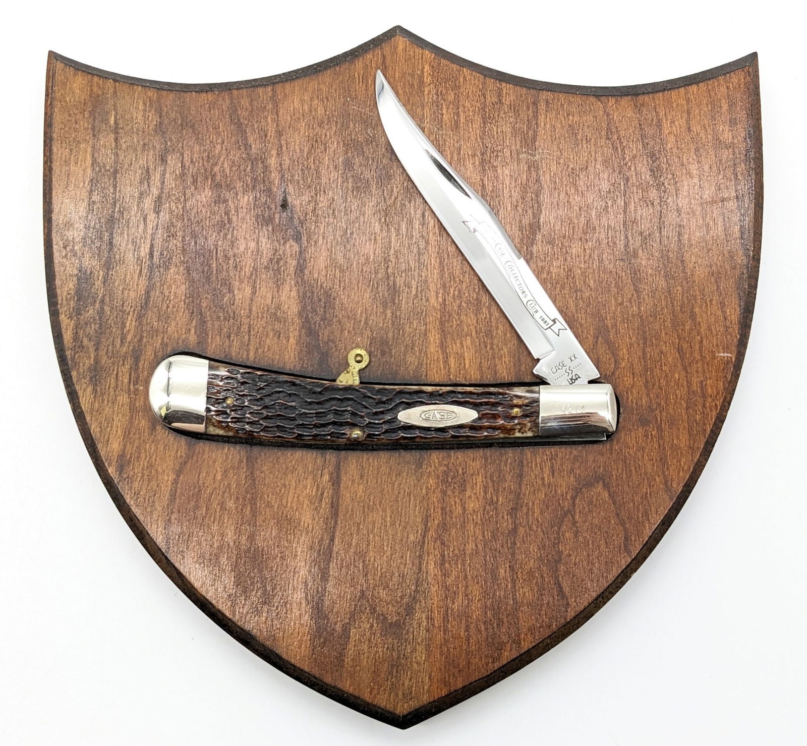 Ltd 1981 Case XX Collectors Club Green Bone Large Trapper 6151 w/ Plaque: Knife is numbered 4218 on the upper front bolster, and is in very nice condition with some light tarnishing from age. Overall measures 5-1/4in when closed.