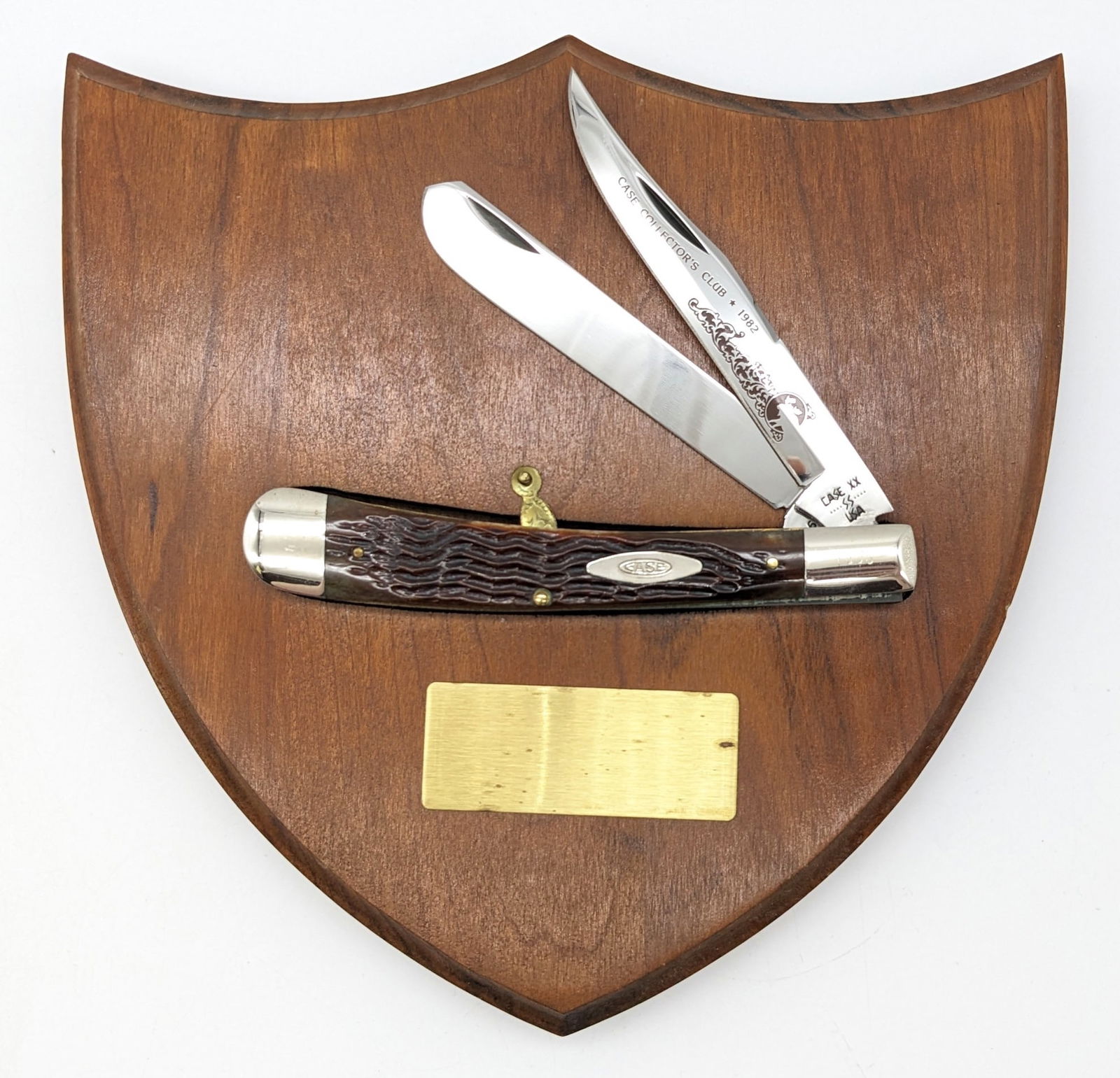 Ltd 1982 Case XX Collectors Club Jig Bone Large Trapper 6251 w/ Plaque: Knife is numbered 1603 on the upper front bolster, and is in very nice condition with some light tarnishing and some extra paint on the back of the main blade. Overall measures 5-1/4in when closed.