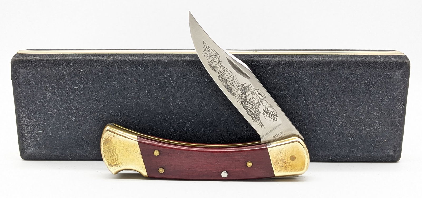 Ltd Buck 110 X Harley-Davidson Edition IV Country Roads Knife w/ Case: Knife is numbered 0755 of 3000 and features Harley-Davidson etchings on the blade. Knife is in like new condition with tarnishing from age. Overall measures 4-7/8in when closed.