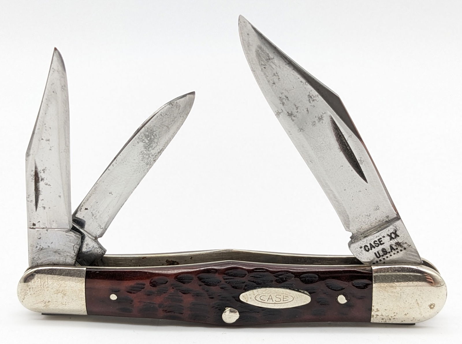 1970 Case XX Jig Bone Whittler 6383: Knife is in used condition with scratches and material loss on the blades, and scuffs and tarnishing on the bolsters from use and handling. Overall measures 3-1/2in when closed.